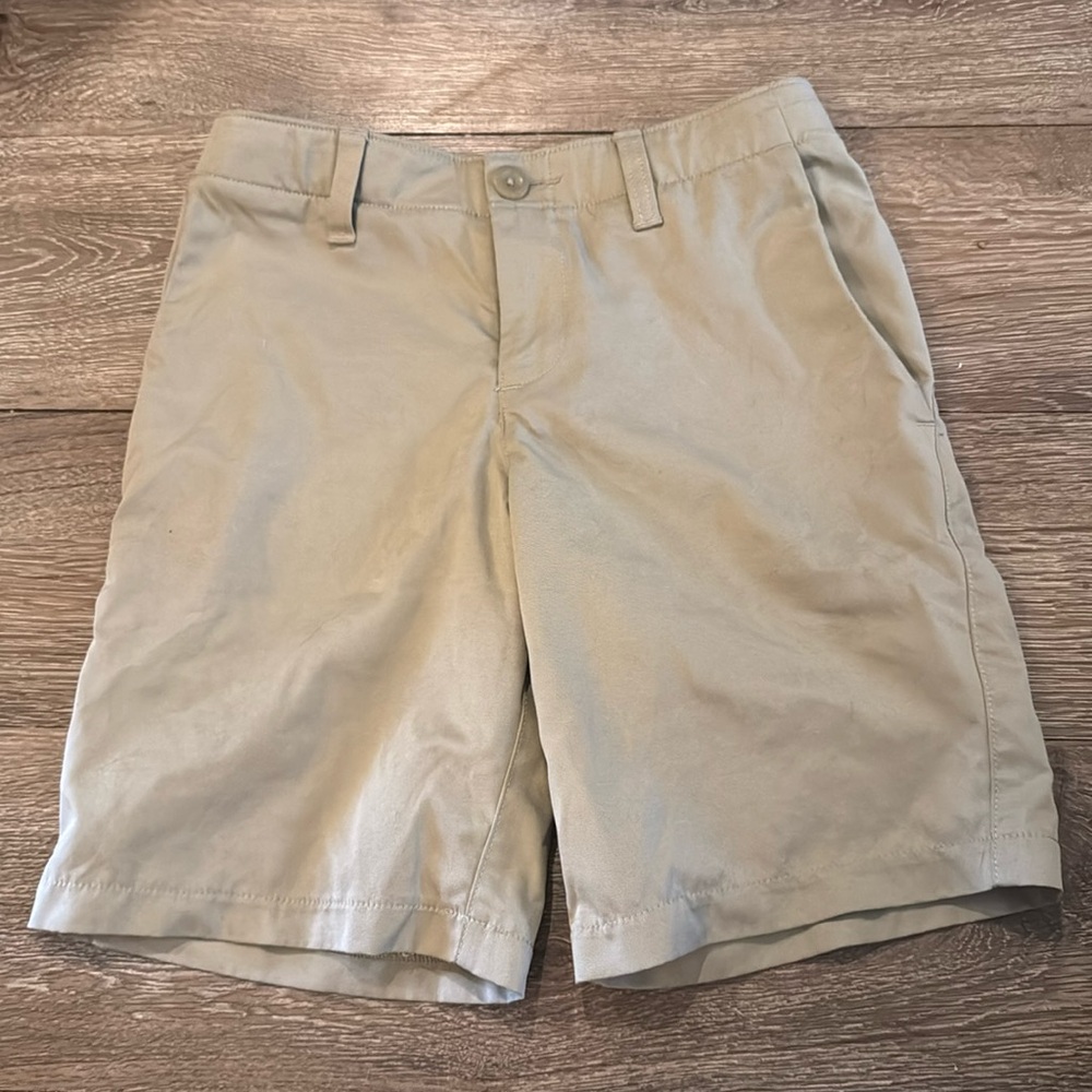Under Armour boys shorts tan / khaki size 10